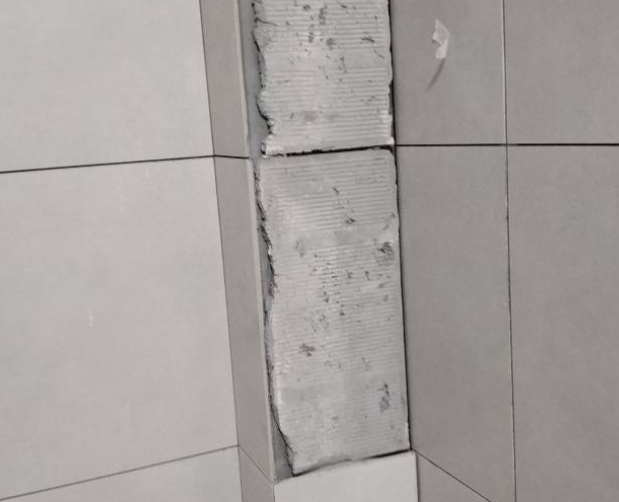 临河瓷砖空鼓维修公司分享下瓷砖施工前基层浇水润湿程度不足，可能导致以下问题