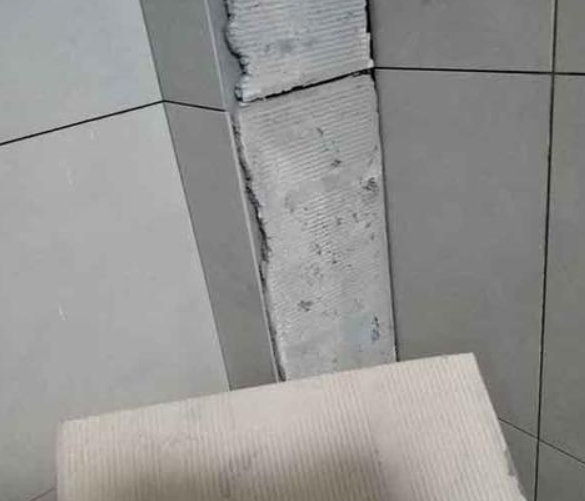 临河瓷砖空鼓维修公司分享下厨房瓷砖脱落的补救措施。